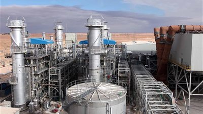  توقيع عقد بين 