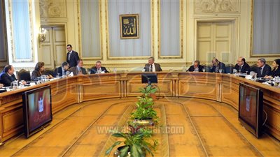 الحكومة تقررالتعامل بالجنيه المصرى فقط فى شراء وبيع السلع داخل مصر    