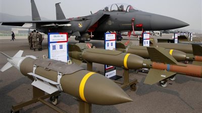 الولايات المتحدة وروسيا تتصدران قائمة مصدري السلاح بالعالم في 2015