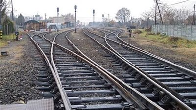 إنفجار قنبلة بسكة حديد كوم أمبو و حريق بمنفذ لشركة اتصالات