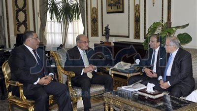 رئيس الوزراء يجتمع مع مسئولي 
