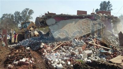 بالصور.. إزالة 30 منزلًا سكنيًا على ضفاف النيل بالقليوبية 