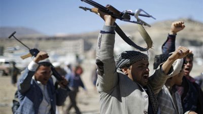 بالفيديو.. المقاومة الشعبية اليمنية تقبض على 130 حوثياً بينهم ضباط في الحرس الجمهوري