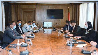 وزيرة التجارة تبحث مع مستثمرى كفر الدوار التوسع فى تصنيع الكمامات