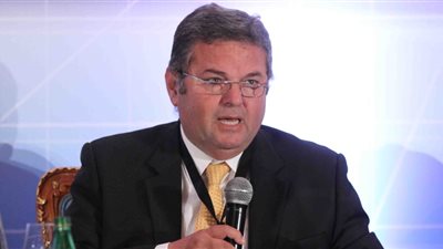 وزير قطاع الأعمال يلتقى نظيريه السابقين لاستكمال خطط الإصلاح والتطوير 