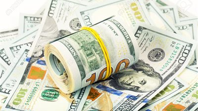 استقرار أسعار الدولار قرب أدنى مستوى في شهرين ونصف