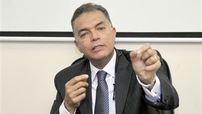 وزير النقل يؤكد الانتهاء من تطوير كافة المزلقانات نهاية العام الجاري