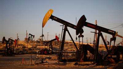 النفط يهبط 1% وسط نزاعات التجارة وضبابية تخفيضات المعروض