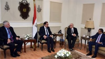 وزير البترول يبحث مع 