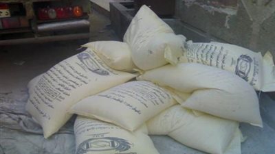 ضبط شخصين بحوزتهما 48 طن دقيق مدعم قبل بيعها بالسوق السوداء