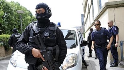 مقتل شخص أمام مقر للشرطة في باريس