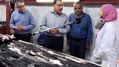 رئيس الوزراء يتفقد أعمال ترميم مركب خوفو استعدادًا لنقله إلى المتحف الكبير