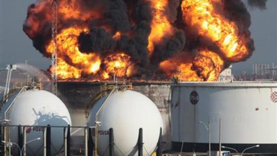 فرق الإطفاء تنجح في السيطرة على حرائق خزانات النفط بشركة الهروج الليبية