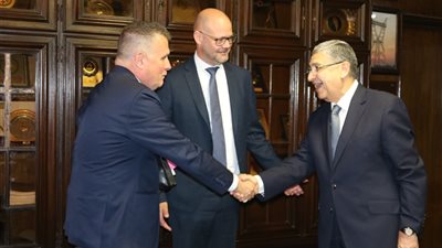 شاكر يبحث مع وزير التجارة السويدي التعاون في قطاع الكهرباء