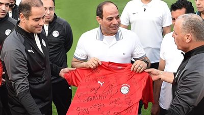 السيسى يزور المنتخب الوطنى خلال تدريباته باستاد الدفاع الجوى 