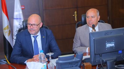 وزير النقل يبحث إمكانية تطبيق نظام «الحافلات السريعة»