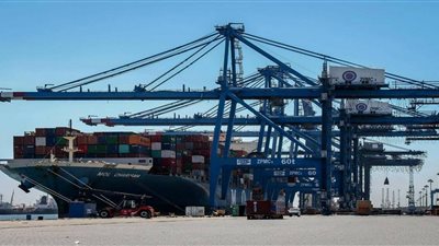 تداول 383 شاحنة بضائع و190 سيارة بموانئ البحر الأحمر