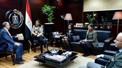 سحر نصر تبحث مع 