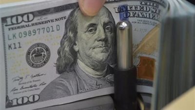انخفاض الدولار بعد أكبر خسارة أسبوعية في 4 أشهر