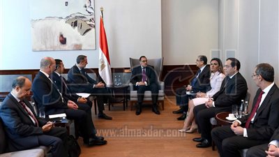 رئيس الوزراء يبحث مع مسئولي « سيمنز» الألمانية زيادة التعاون المشترك