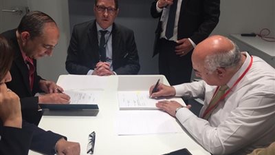 «القابضة للغزل» توقع عقود شراء ماكينات حديثة بـ 270 مليون دولار