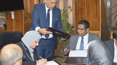 «الكهرباء» توقع عقدين مع «سيمنس» لتركيب أجهزة اتصالات بمحطتي «6 أكتوبر» و«العاشر»