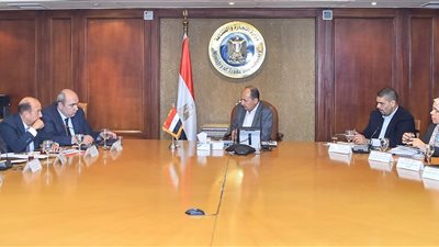 وزير التجارة يبحث مع رؤساء المجالس التصديرية تنفيذ برنامج رد الأعباء