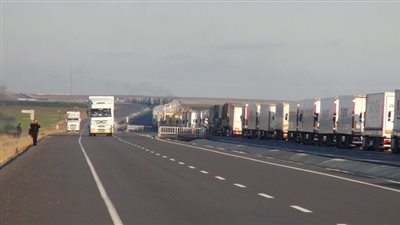 طابور شاحنات النقل بين العراق وتركيا يمتد لـ 30 كيلو مترًا
