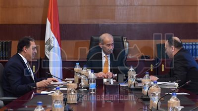 رئيس الوزراء يبحث مع وزير الصحة الموقف التنفيذي لقانون التأمين الصحي الجديد