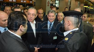 بالصور.. وزير الطيران يقوم بجولة مفاجئة لتفقد مطار القاهرة