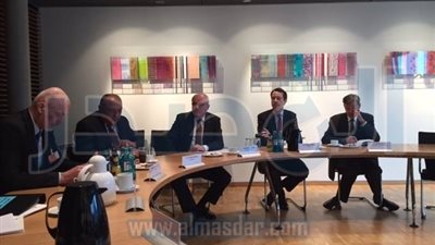 وزير الخارجية يلتقي زعيم الأغلبية فى البرلمان الألماني