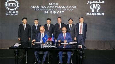 «المنصور» توقع اتفاقية شراكة لتجميع سيارة «MG» فى مصر