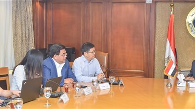 وزير الصناعة يبحث مع «دونج فينج» الصينية إنتاج السيارات الكهربائية فى مصر