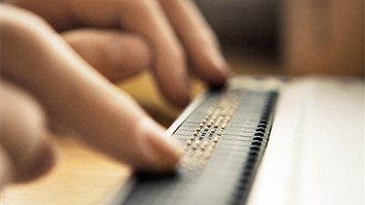 طالب كفيف يطور جهازا يوفر رسوما توضيحية بالسمع واللمس