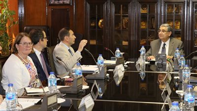 «شاكر» يبحث مع «الأوروبي لإعادة الإعمار» تعزيز التعاون بمشروعات الطاقة المتجددة