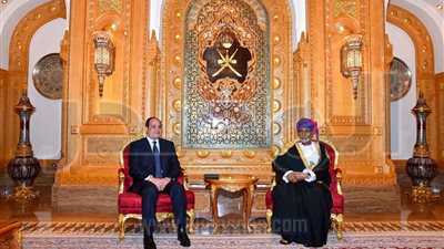 السيسي يبحث مع السلطان قابوس تعزيز العلاقات الاقتصادية بين مصر وعُمَان (صور)