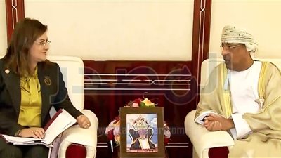 وزيرة التخطيط تبحث مع وزير المالية العماني سبل تعزيز الاستثمارات المشتركة