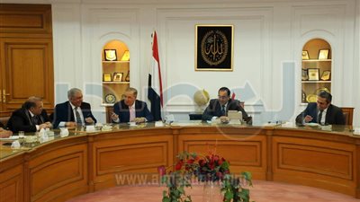 بالصور.. وزير الإسكان يوافق على توفير أراض لإسكان عمال المصانع بالمدن الجديدة