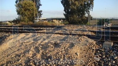 بالصور.. الأهالي يحاولون إنشاء معبر غير قانوني على شريط السكة الحديد بمحجر أبو حماد