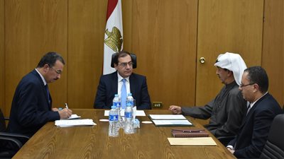 وزير البترول يبحث مع 
