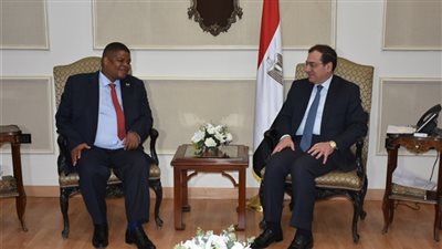 وزير البترول يبحث مع نظيره الجنوب إفريقي تعزيز التعاون المشترك