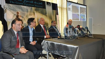 وزير الآثار يستعرض آخر المستجدات في مشروع  