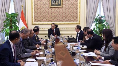 رئيس الحكومة يبحث فض التشابكات المالية بين «الكهرباء والبترول والمالية»