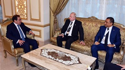 وزير البترول يبحث مع رئيس 