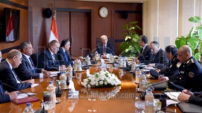 رئيس الوزراء يتابع خطة تنفيذ شركة النقل الداخلي الجديدة