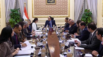 رئيس الوزراء يبحث مع بعثة البنك الدولى إجراءات تحسين مؤشرات أداء الأعمال فى مصر