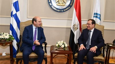 «الملا» يبحث مع وزير الطاقة اليوناني تعظيم الاستفادة من الثروات البترولية بـ«شرق المتوسط»