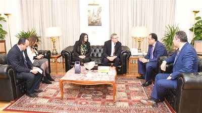 وزير الإسكان يبحث مع مجموعة فنادق 