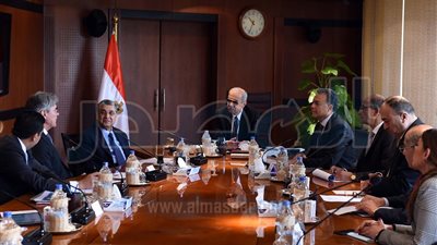 رئيس الوزراء يبحث مع 