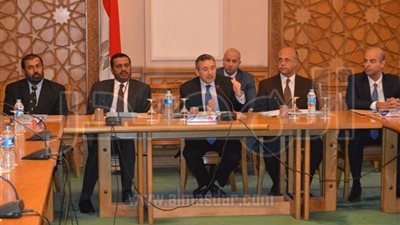 مساعد وزير الخارجية يستقبل وفداً من كلية الدفاع الوطني بسلطة عمان 